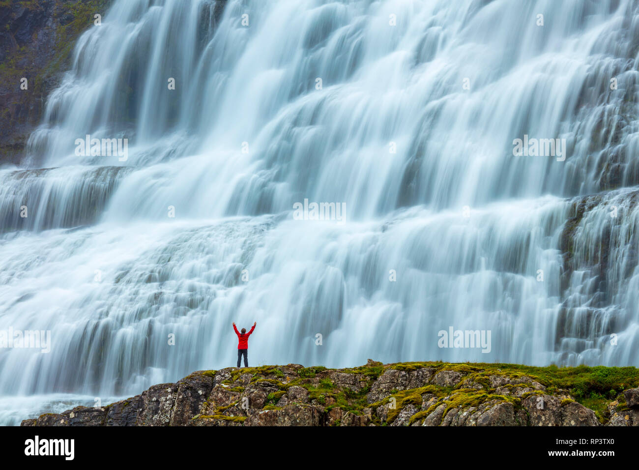 Personne éclipsé par cascade Dynjandi, ou Fjallfoss, Westfjords, Islande. Banque D'Images