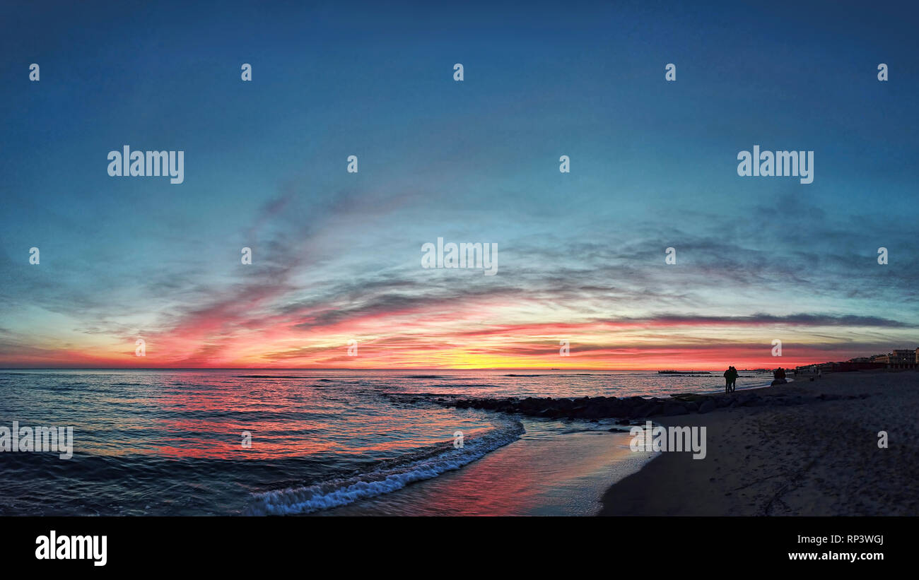 Golden hour impressionnant coucher de soleil à la plage avec une vue magnifique ciel couleur pastel Banque D'Images