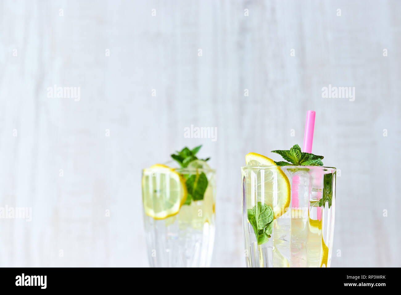 Un verre d'eau fraîche avec de la glace, citron et menthe. Focus sélectif. rafraîchissant boisson d'été. close up. copie espace pour le texte. Banque D'Images