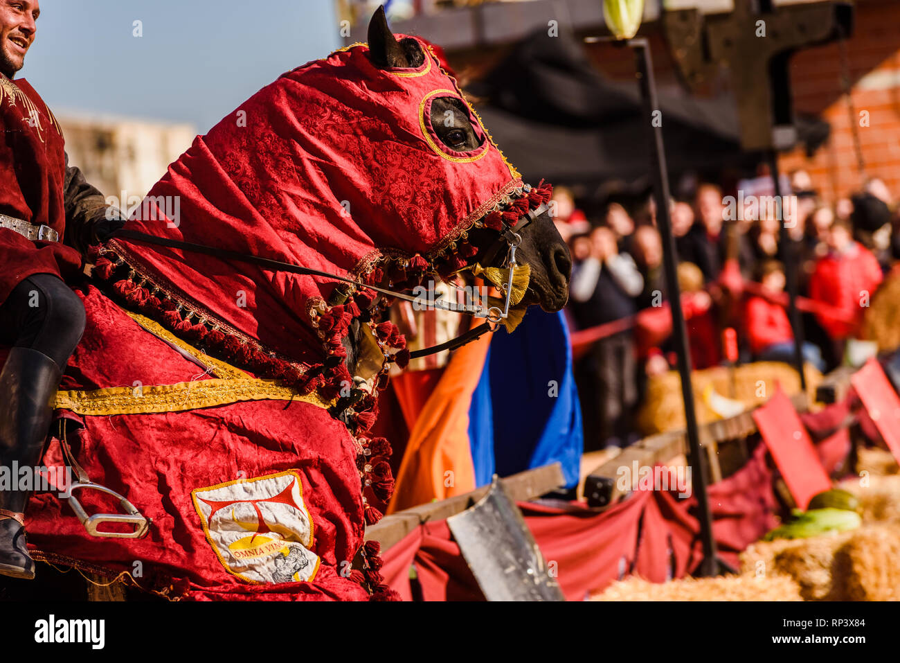 Valencia, Espagne - 27 janvier 2019 : Un Acteurs habillés comme des chevaliers en armure médiévale de l'équitation lors d'une exposition à un Children's Festival. Banque D'Images