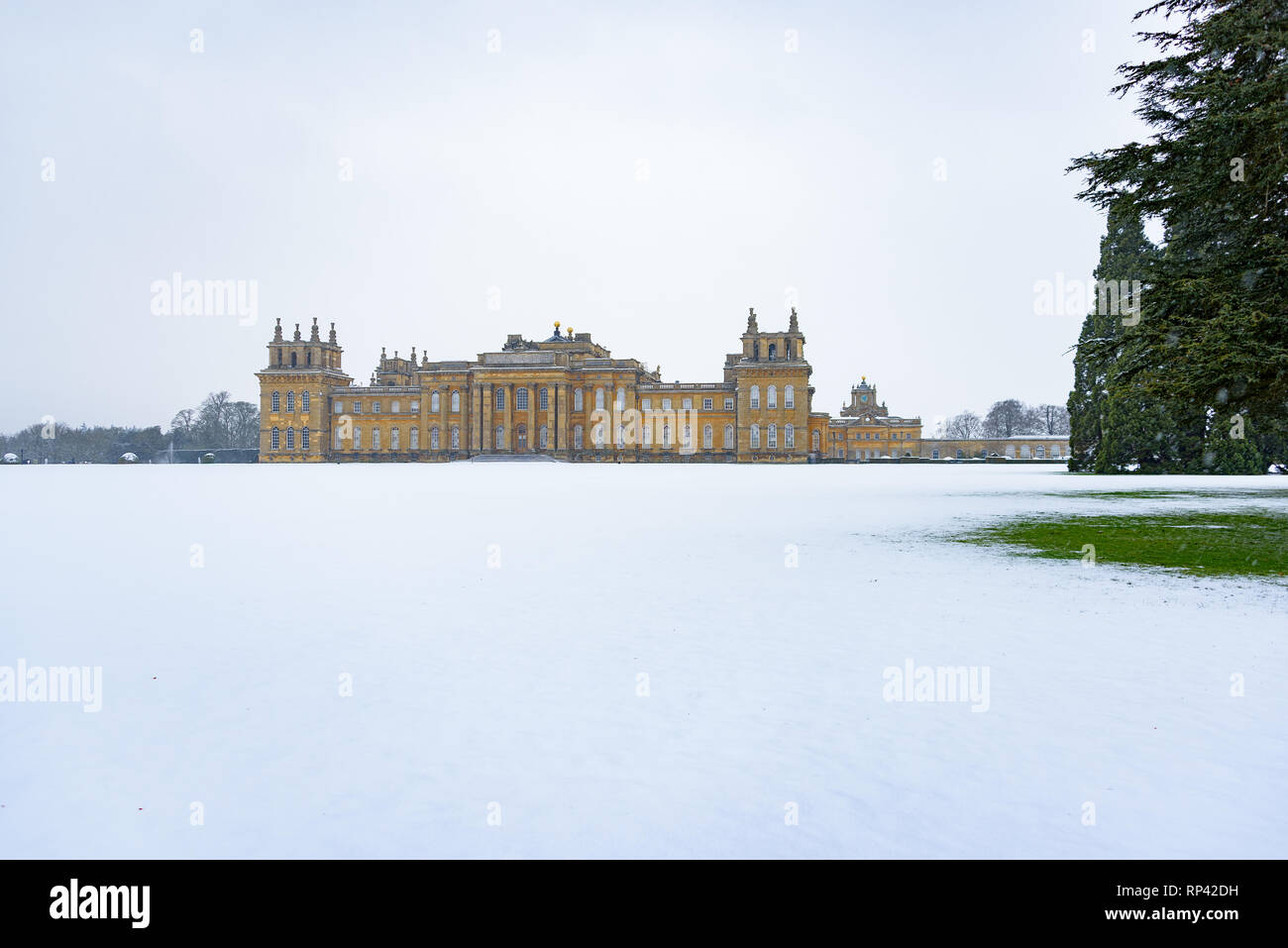 Le Palais de Blenheim. La façade et les pelouses de Blenheim Palace dans la neige - Blenheim Palace à Woodstock, Oxfordshire, Angleterre Banque D'Images