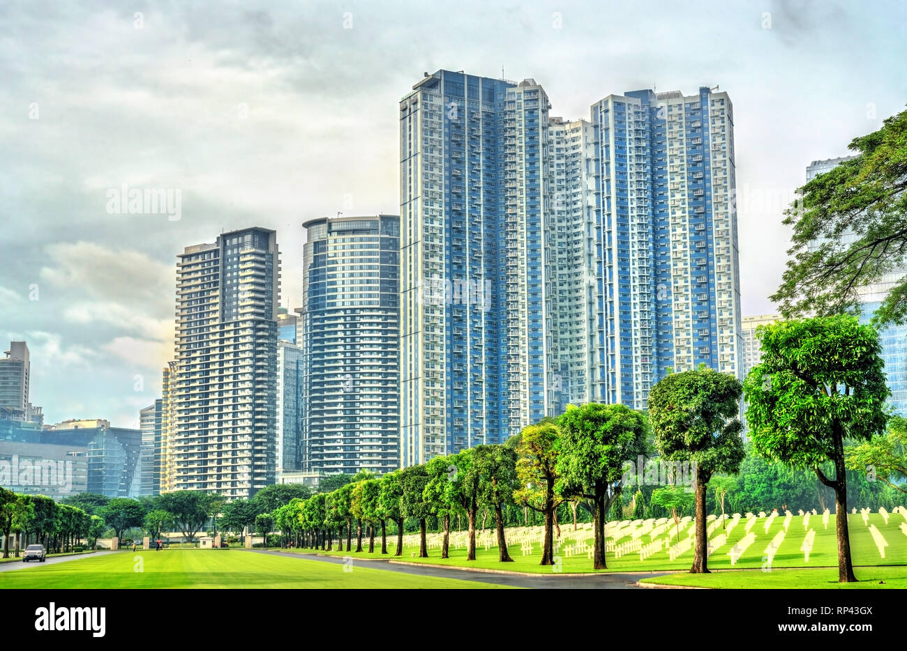 Gratte-ciel vu de Manille aux Philippines, Cimetière Américain Banque D'Images
