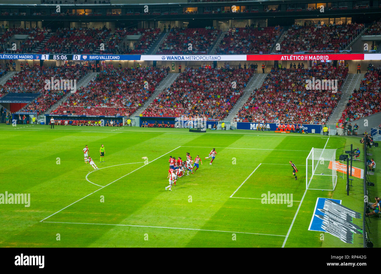 Coup franc, contre l'Atlético de Madrid Rayo Vallecano match de football. Wanda stade Metropolitano, Madrid, Espagne. Banque D'Images