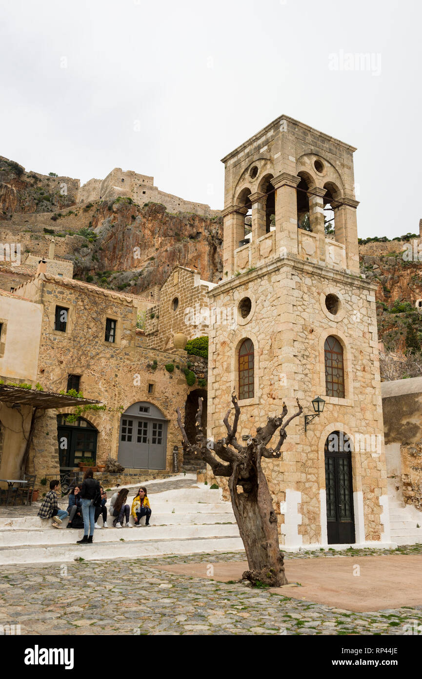 Place principale avec l'Église du Christ dans les chaînes (Elkomenos Christos), Monemvasia, Grèce Banque D'Images