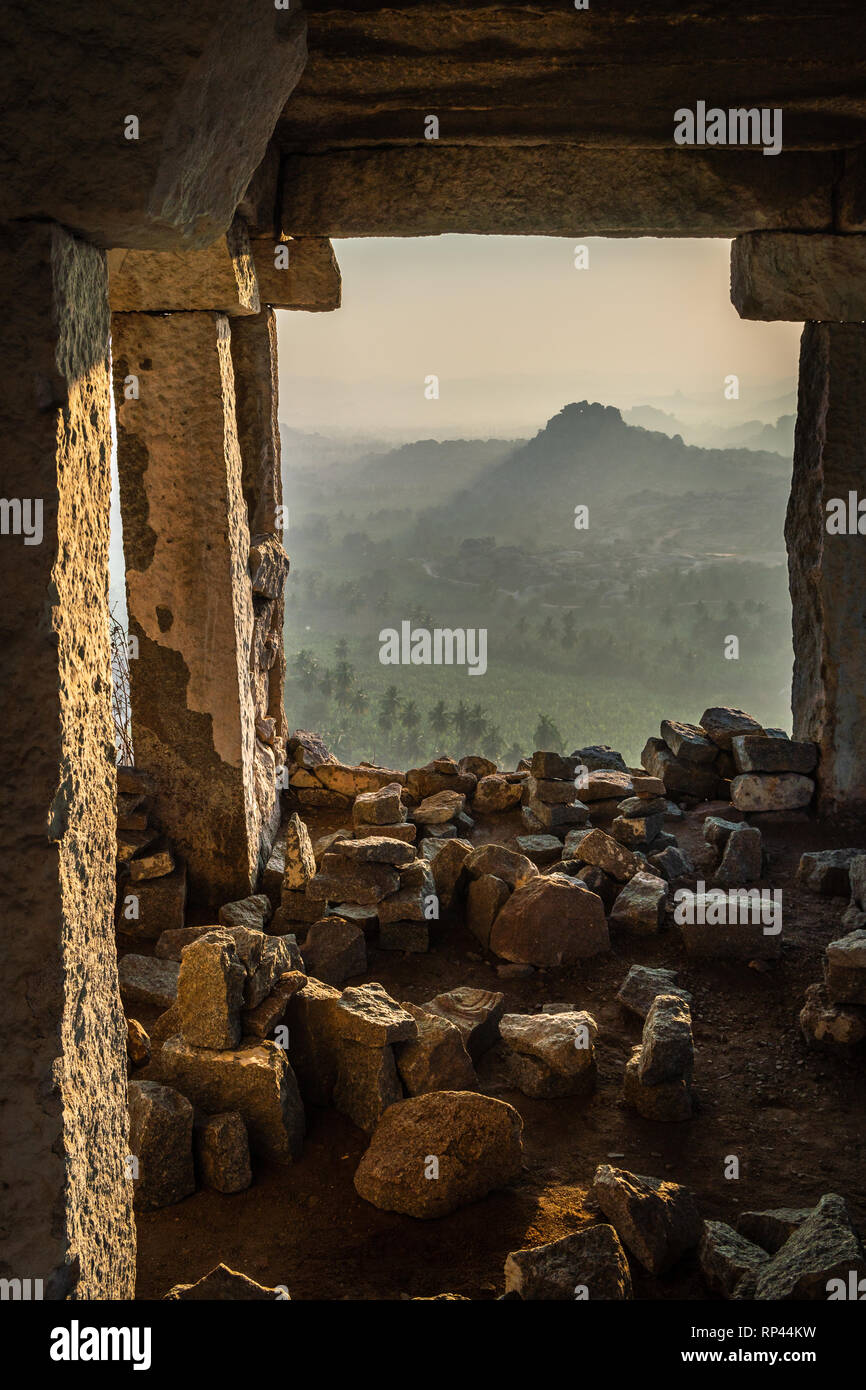 Hampi view from matanga hill au lever du soleil sur le temple achyutaraya inde karnakata à partir d'un point de vue mystique ach pierre Banque D'Images
