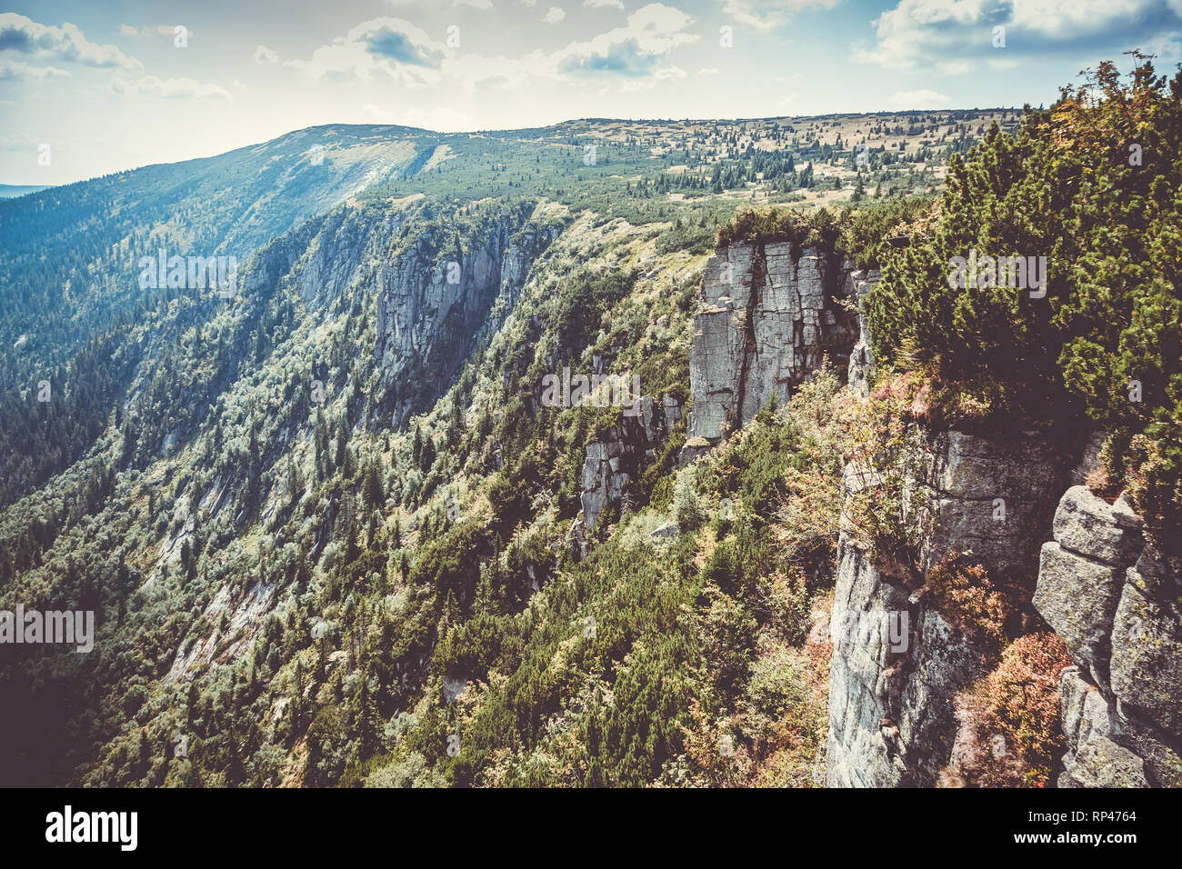Vue panoramique de la vallée et les montagnes géantes tchèque rock formation Banque D'Images