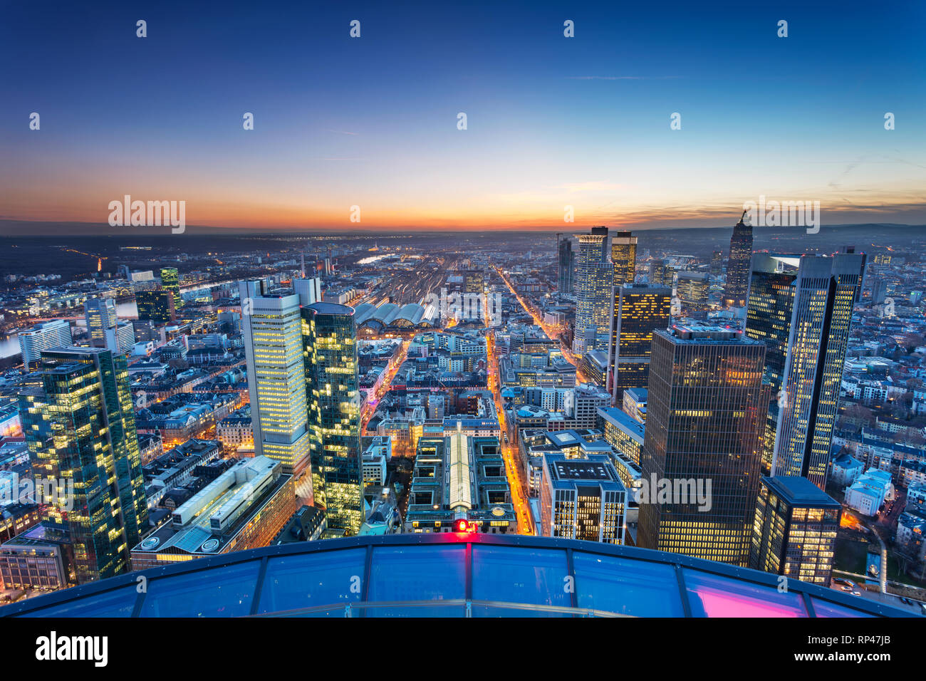 Frankfurt am Main, Allemagne. Aerial cityscape image de Frankfurt am Main skyline pendant beau coucher du soleil. Banque D'Images