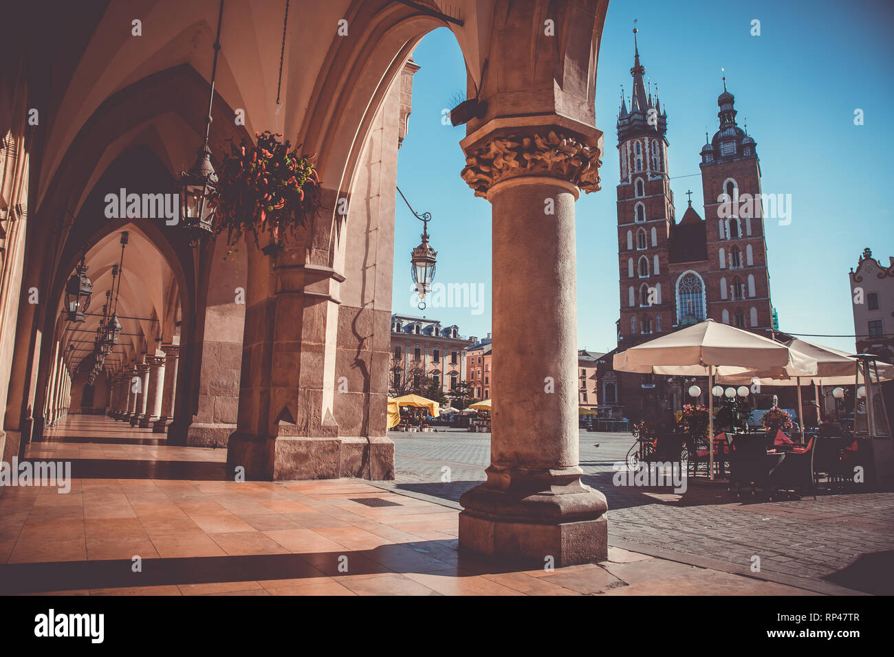 Halle aux draps et la Basilique Sainte-Marie sur place du marché principale de Cracovie, Pologne Sauthern Banque D'Images