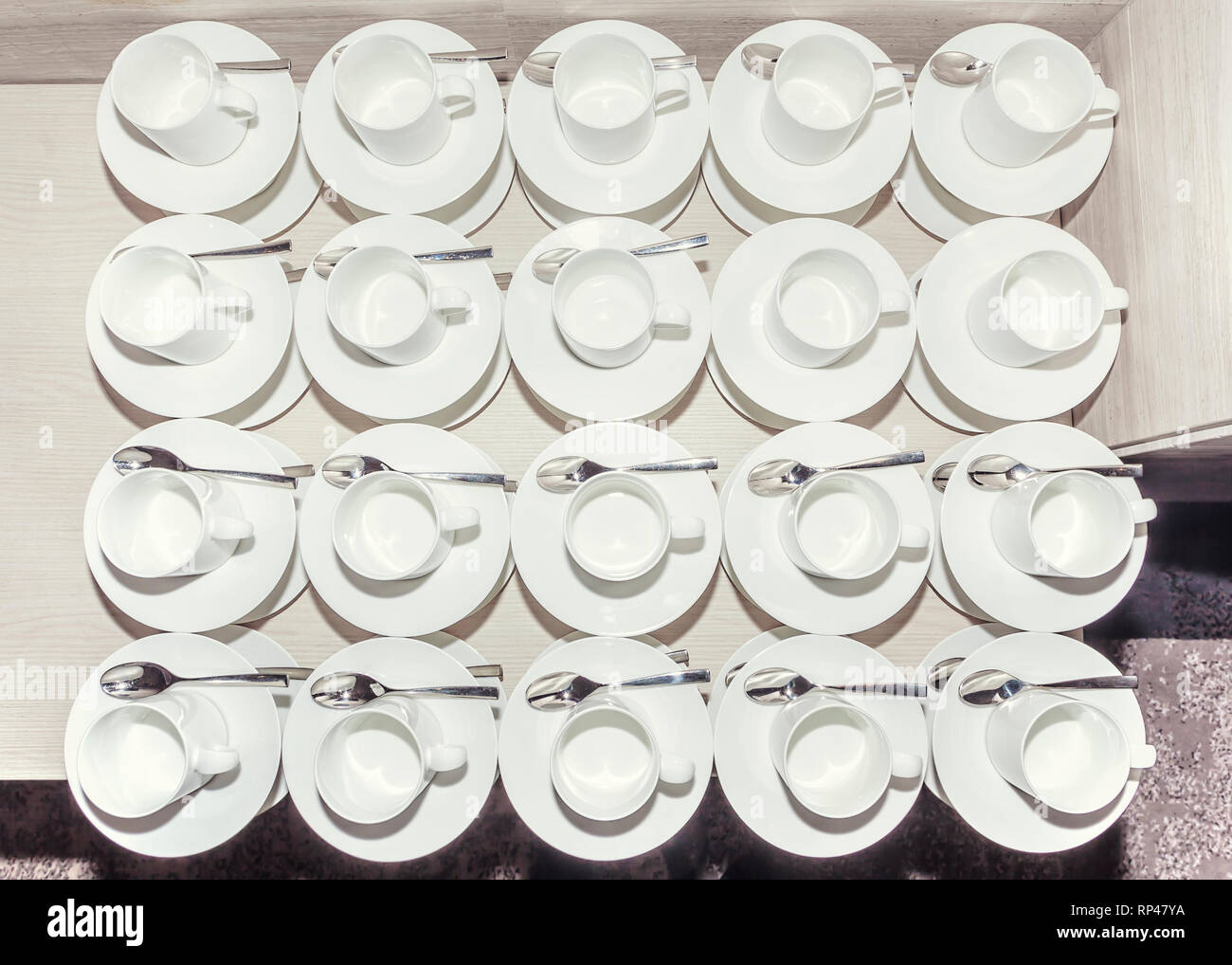 Ensemble de thé en céramique blanche vide ou tasse à café et soucoupes, vue d'en haut. Deux tasses cuillères manquantes, pas tous égaux, motif, Banque D'Images