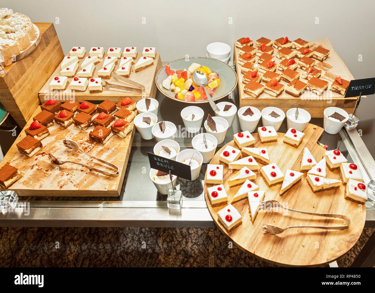 Variete De Delicieux Dessert Parti Organise Alimentaire Avec Un Buffet De Gateaux Krem Brule Tiramisu Gateau Au Fromage Et Salade De Fruits Photo Stock Alamy Variete De Delicieux Dessert Parti Organise Alimentaire Avec Un Buffet De Gateaux Krem Brule Tiramisu Gateau Au Fromage Et Salade De Fruits Photo Stock Alamy