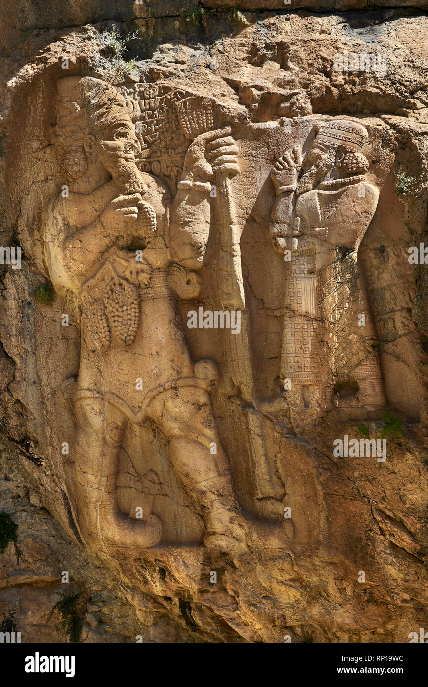Photo de l'Ivriz rock sculpture relief Hittite monument dédié au roi Warpalawas dans lequel il parle d'Tarhundas le dieu du tonnerre. Le roi Banque D'Images