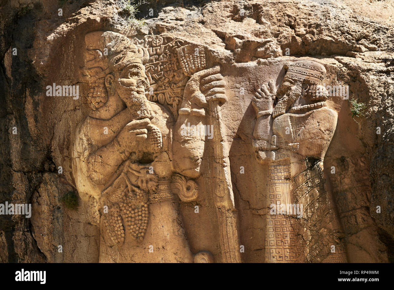 Photo de l'Ivriz rock sculpture relief Hittite monument dédié au roi Warpalawas dans lequel il parle d'Tarhundas le dieu du tonnerre. Le roi Banque D'Images