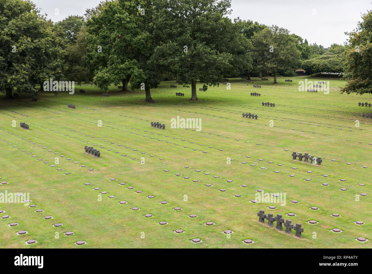 Cimetière militaire allemand de la Cambe en Normandie, France - vue d'hélicoptère Banque D'Images