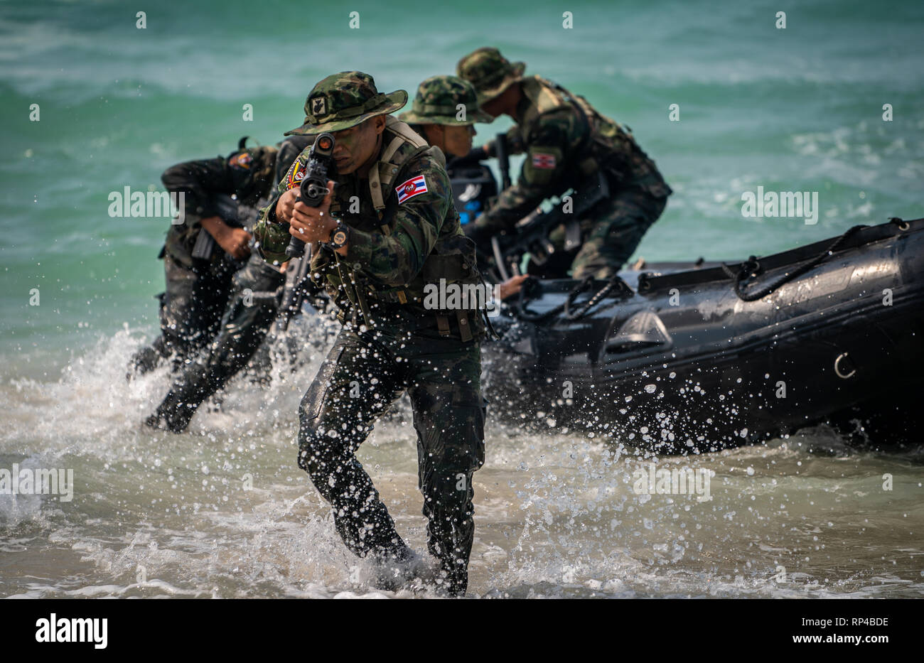 Thai Royal Marines d'assaut une plage de reconnaissance dans un assaut amphibie au cours de l'exercice or Cobra 19 à Hat Yao Beach le 16 février 2019 à Sattahip, Thaïlande. Gold Cobra est la plus grande coopération militaire annuelle conjointe de l'exercice dans la région Indo-Pacifique. Banque D'Images