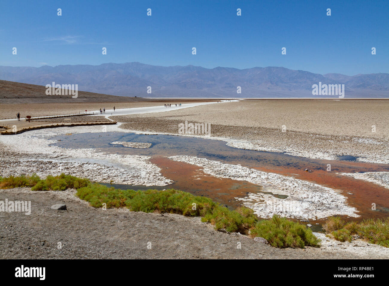 Vue générale à l'extérieur, vers le bassin de Badwater, Death Valley National Park, California, United States. Banque D'Images