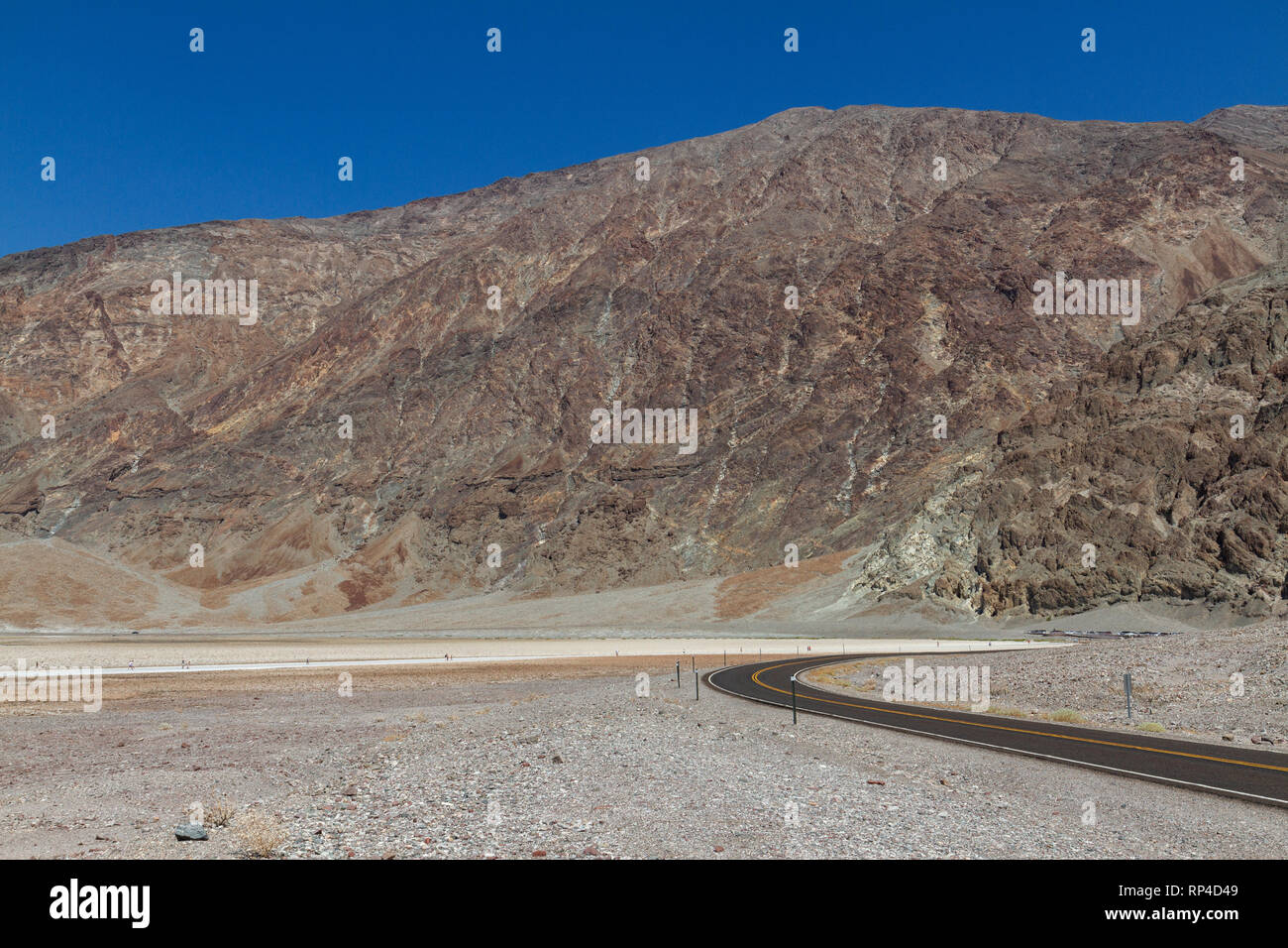 Afficher le nord le long de la route vers le bassin de Badwater Badwater (le virage), Death Valley National Park, California, United States. Banque D'Images