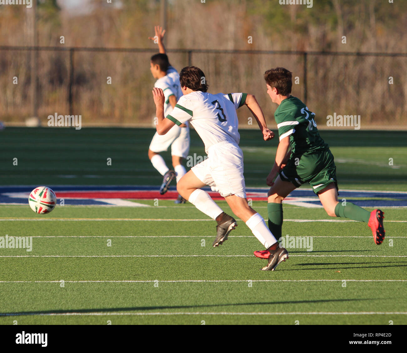 Deux joueurs, de stride stride, course à la balle lors d'un match de soccer boys high school à Woodforest Bank Stadium à Shenandoah, Texas. Banque D'Images