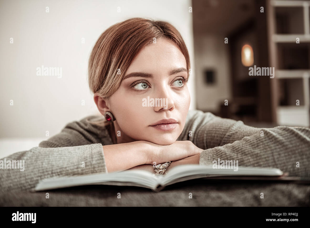 Blue-eyed woman ayant un peu de repos après avoir fait un plan d'affaires Banque D'Images