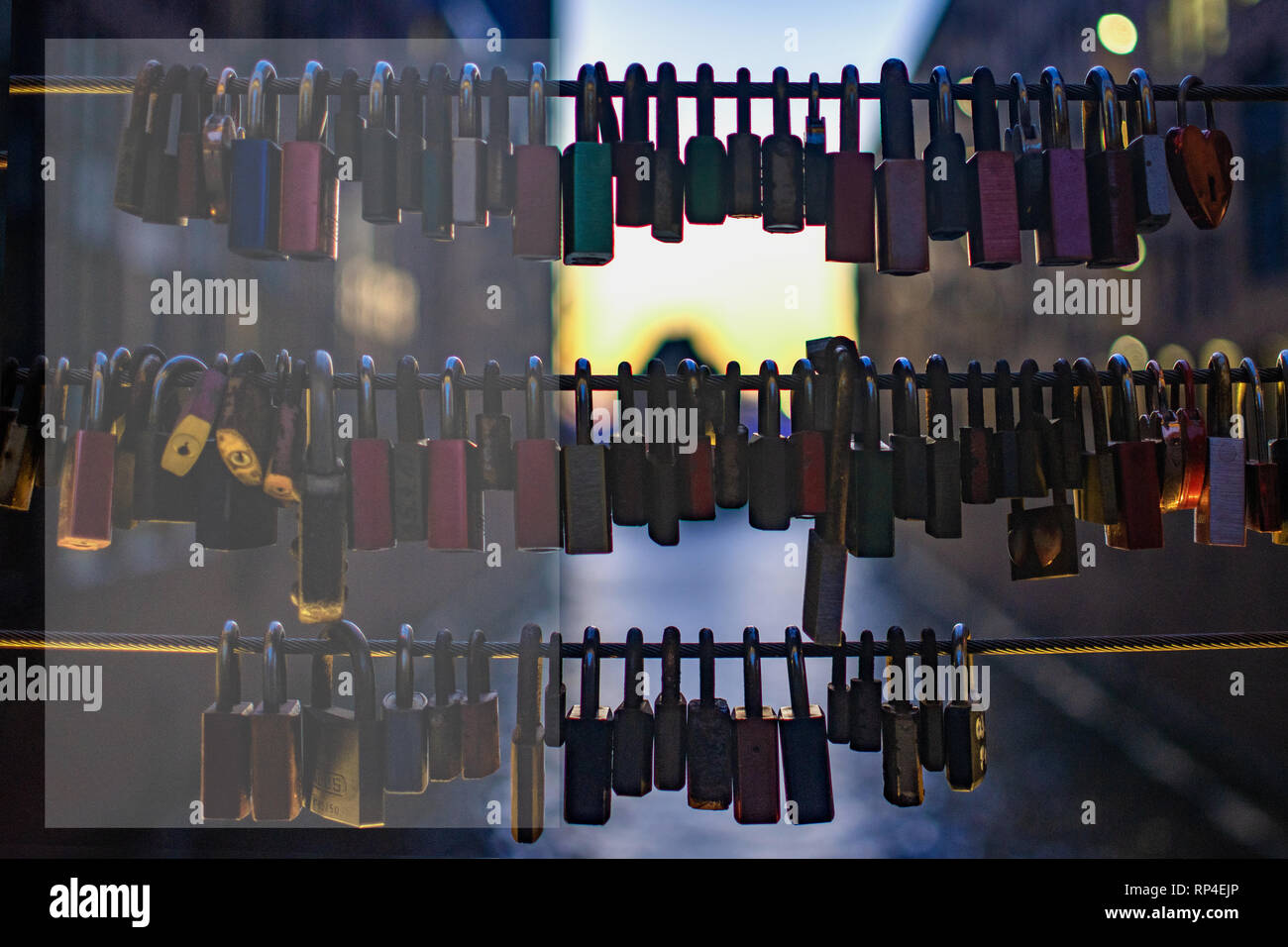 Locks of love blury lumières fond sur la Saint-Valentin. Serrures de mariage pont de corde sur le symbole de verrouillage à paroi en acier concept aime toujours. Serrure à clé sur l'acier Banque D'Images