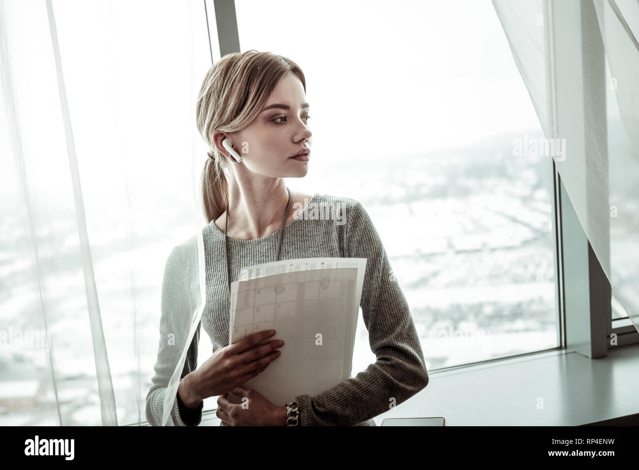 Écouteurs Businesswoman tout en ayant une conversation avec partner Banque D'Images