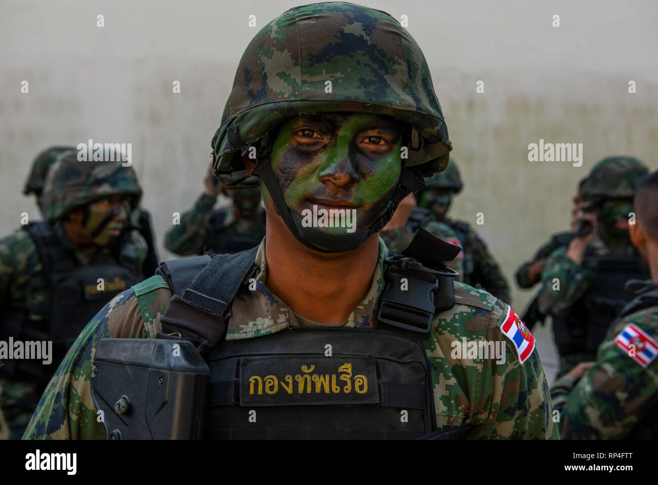 Thai Royal Marines du port face à la peinture de camouflage d'un exercice de tir réel au cours de l'or Cobra 19 dans la zone d'entraînement de Ban Chan Krem 20 février 2019 dans Chantaklem, Thaïlande. Gold Cobra est la plus grande coopération militaire annuelle conjointe de l'exercice dans la région Indo-Pacifique. Banque D'Images
