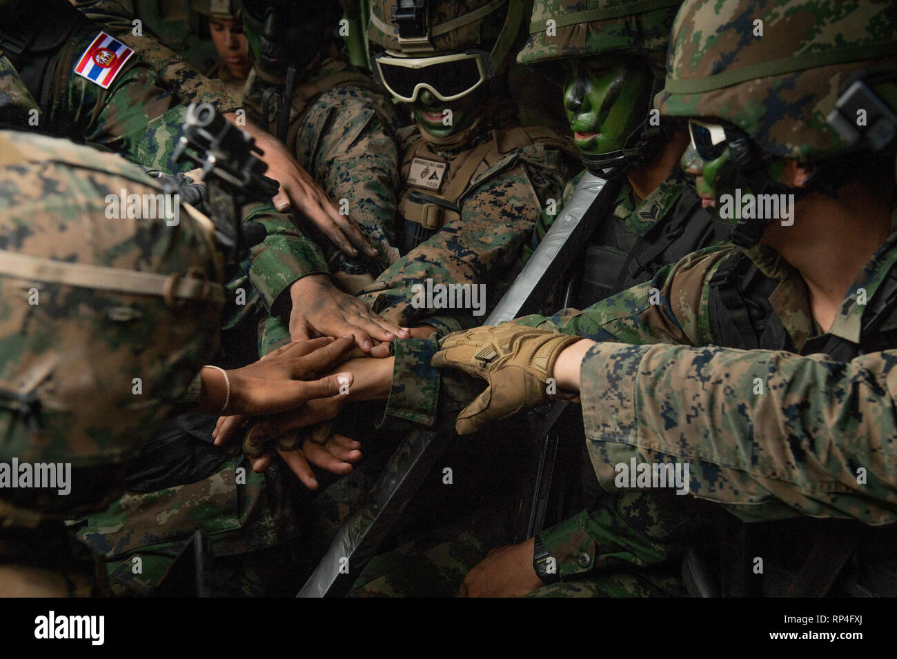 Un U.S. et Royal Thai Marines se rassemblent pour la motivation du groupe avant de prendre part à un assaut amphibie au cours de l'exercice or Cobra 19 dans la zone d'entraînement de Ban Chan Krem 20 février 2019 dans Chantaklem, Thaïlande. Gold Cobra est la plus grande coopération militaire annuelle conjointe de l'exercice dans la région Indo-Pacifique. Banque D'Images