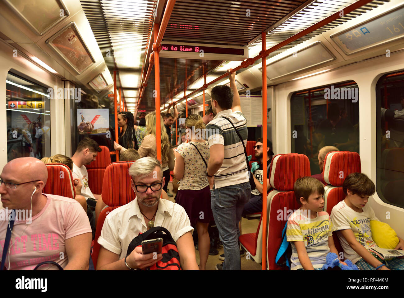 Passagers à l'intérieur de monde Prague Metro rapid transit transport sur la ligne B Banque D'Images
