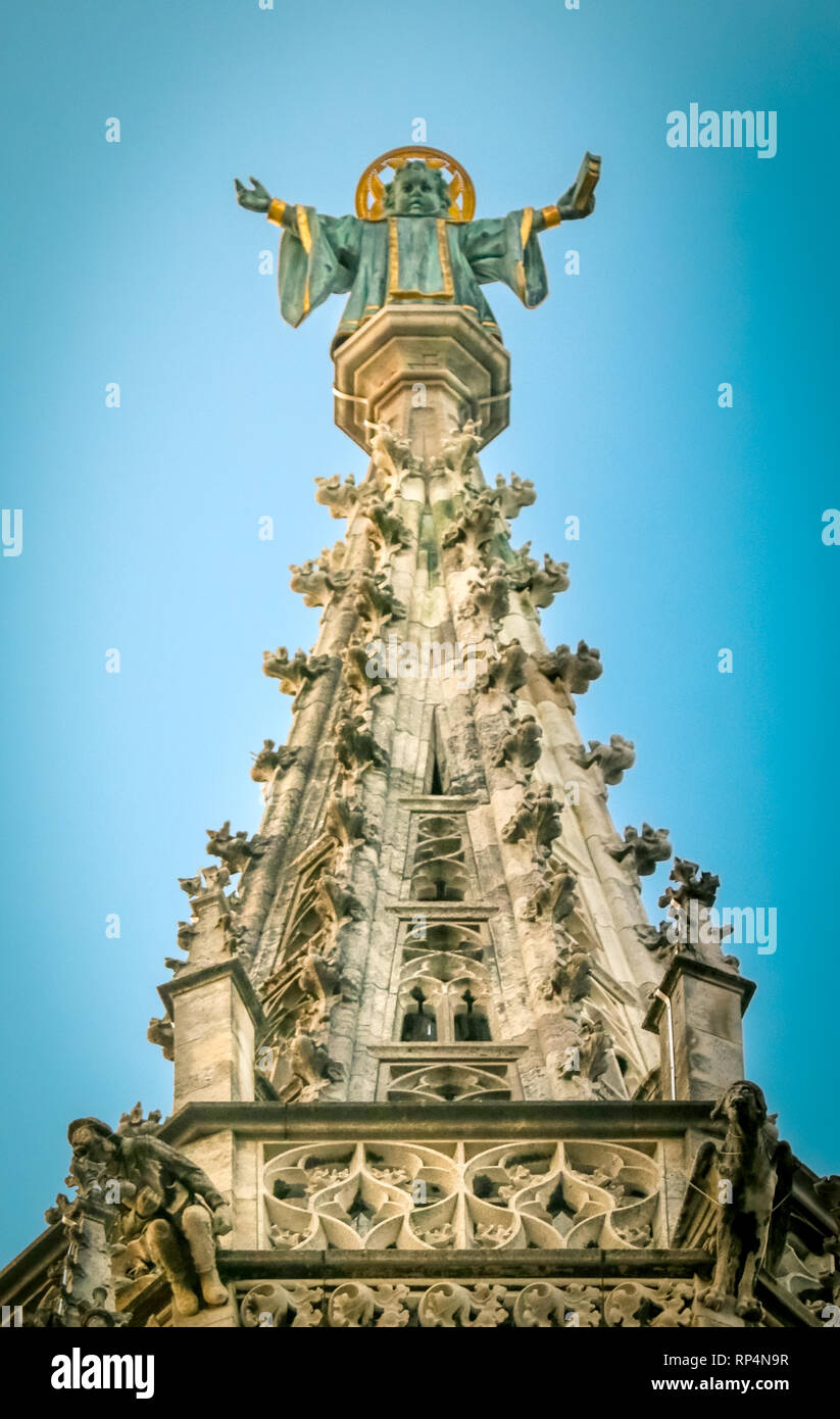 Hôtel de ville de Munich avec saint patron Münchner Kindl à downtown square la Marienplatz Banque D'Images