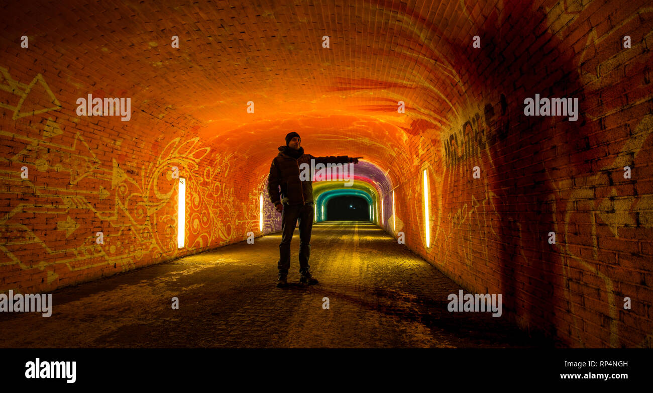 L'intérieur de l'ombre coulée passage souterrain coloré à Munich à l'atelier de photographie de nuit Banque D'Images