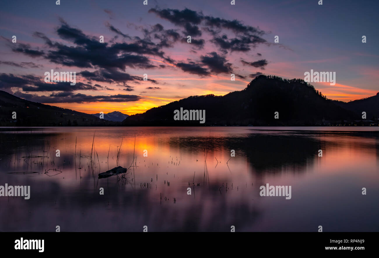 Lac de montagne couleur pastel fond coucher de soleil, orange et violet, ravel walchsee autriche Banque D'Images