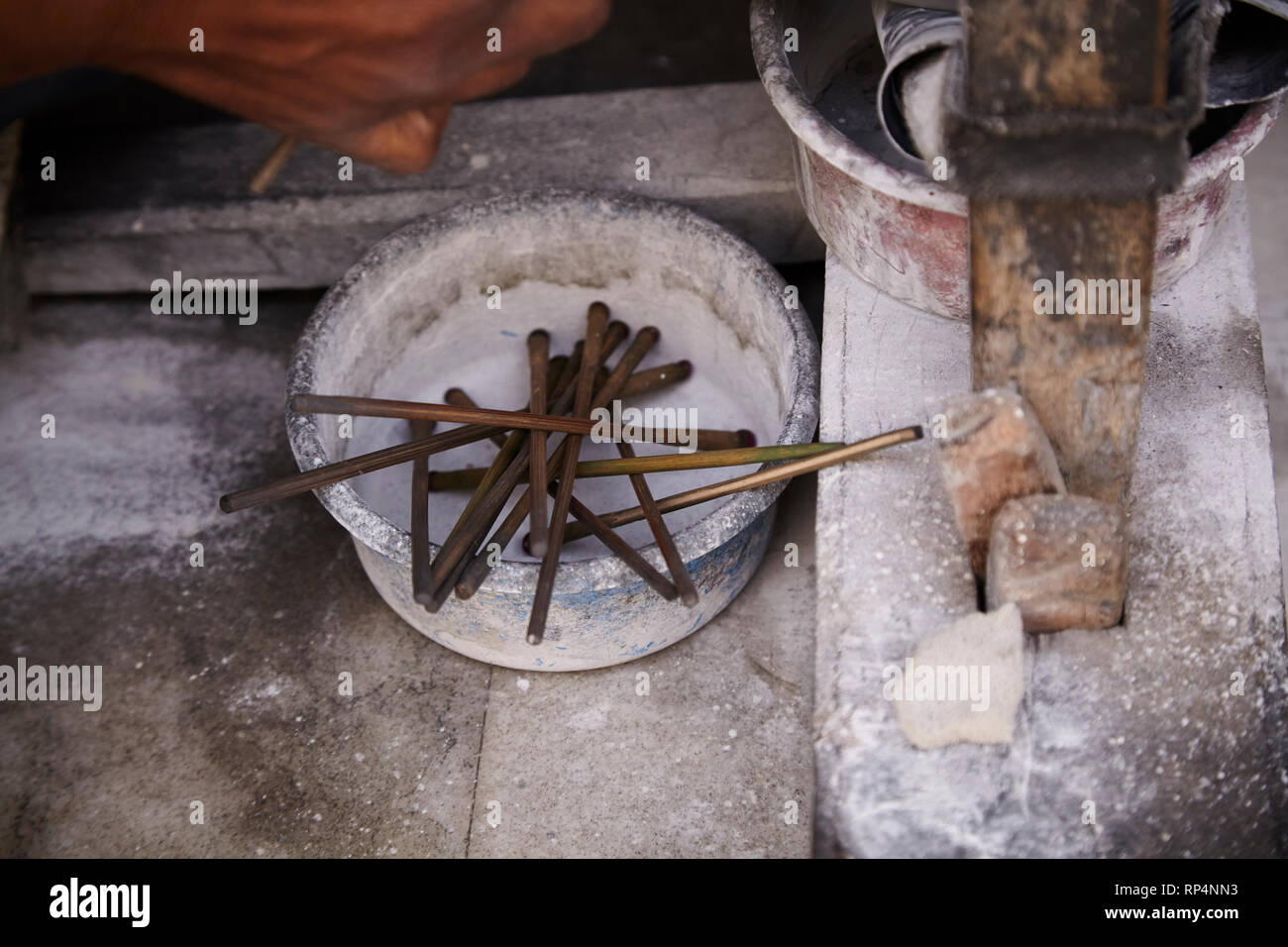 Artisans polit pierre précieuse dans une petite usine. Banque D'Images