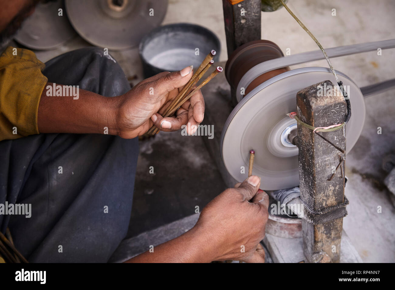 Artisans polit pierre précieuse dans une petite usine. Banque D'Images