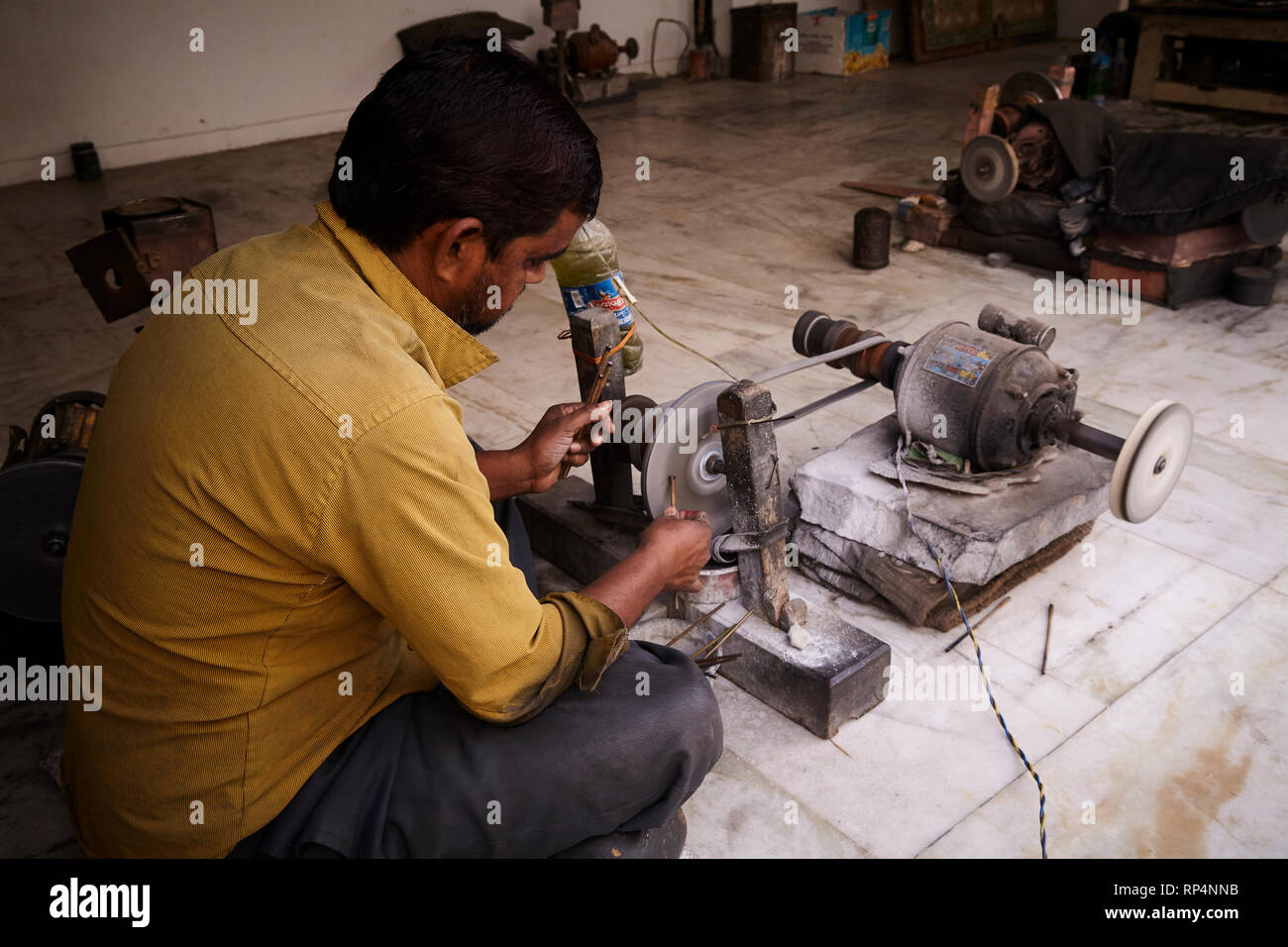 Artisans polit pierre précieuse dans une petite usine. Banque D'Images