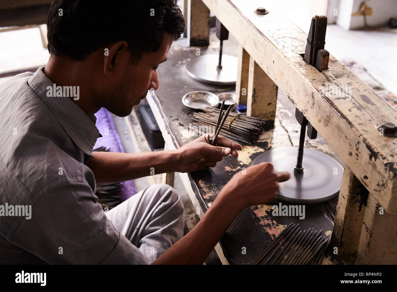 Artisans polit pierre précieuse dans une petite usine. Banque D'Images