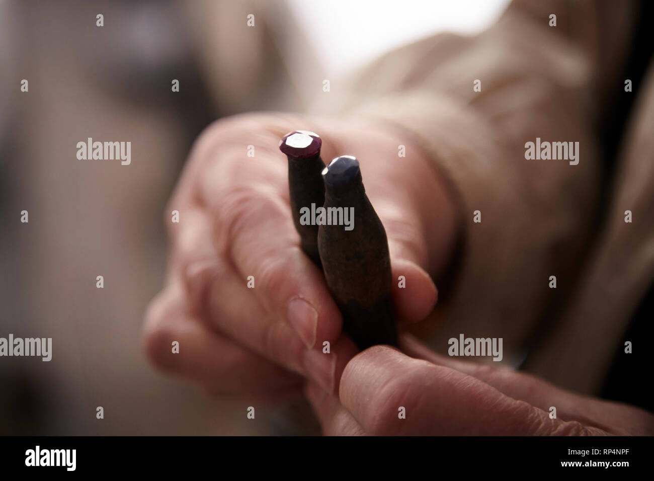 Artisans polit pierre précieuse dans une petite usine. Banque D'Images