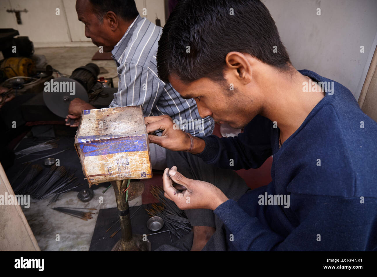 Artisans polit pierre précieuse dans une petite usine. Banque D'Images