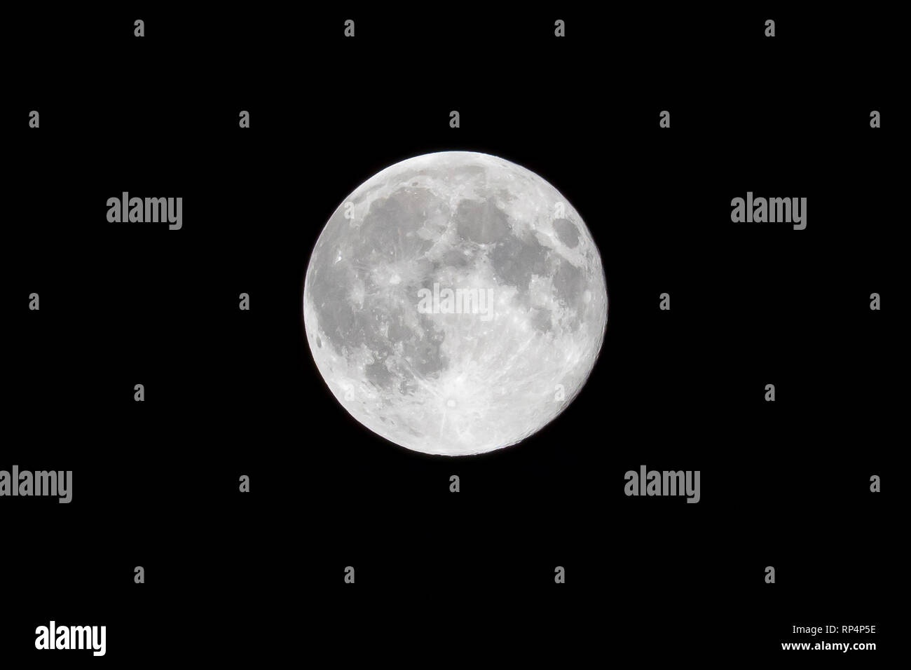 Pleine lune, événement astronomique spectaculaire. La lune photographié ici est de plus en plus brillante parce que exactement au point de son orbite plus près de la Banque D'Images