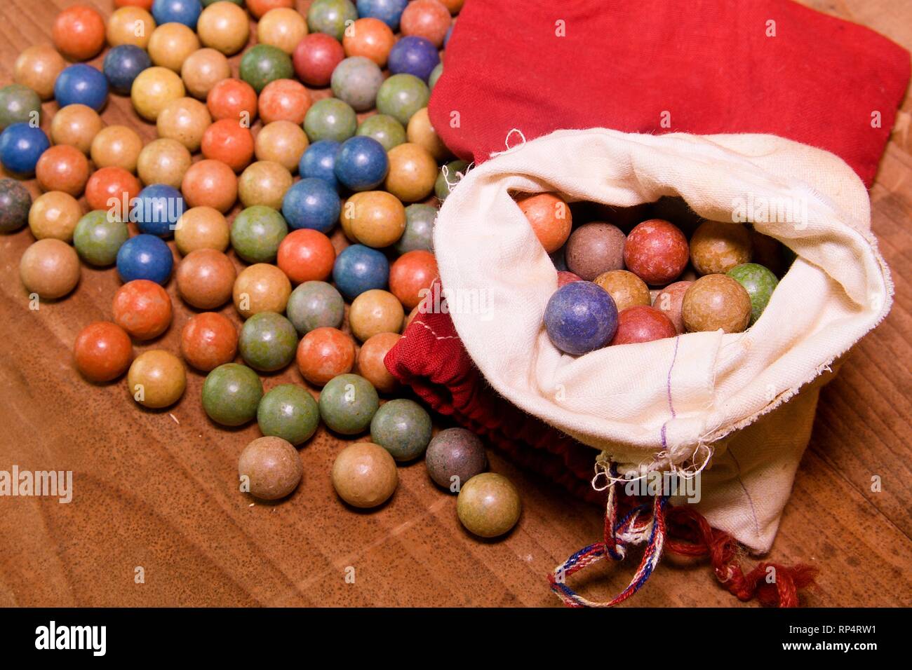 Billes d'argile (boules). Jouets rétro. Vintage toys. Shoot (rouleau/jouer) marbles Banque D'Images