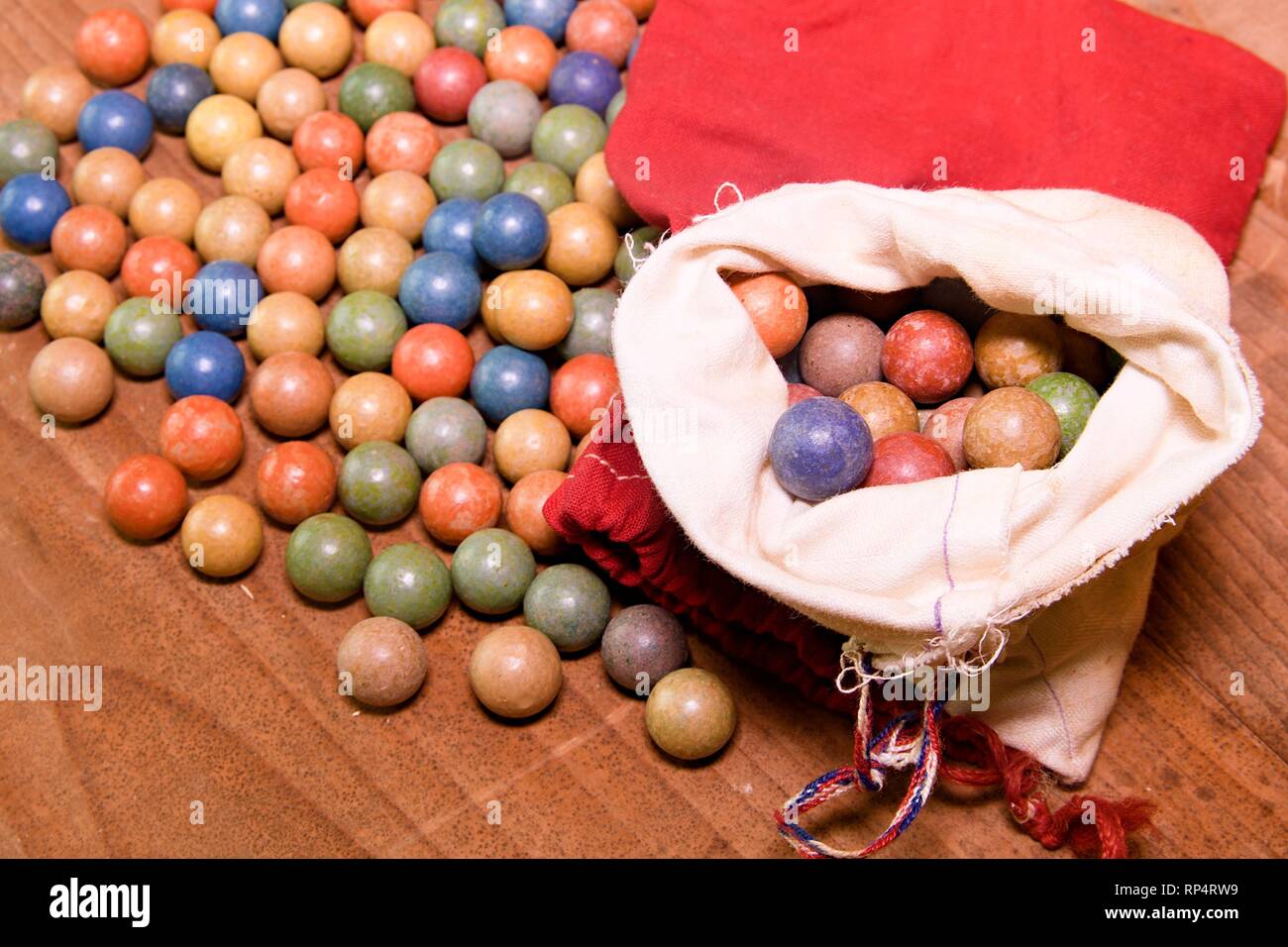 Billes d'argile (boules). Jouets rétro. Vintage toys. Shoot (rouleau/jouer) marbles Banque D'Images