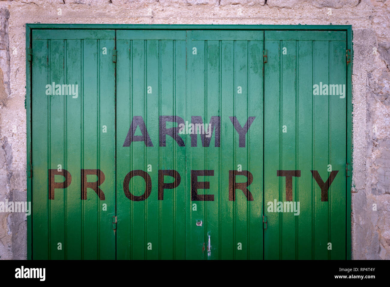 La propriété de l'armée peintes sur portes vertes Banque D'Images