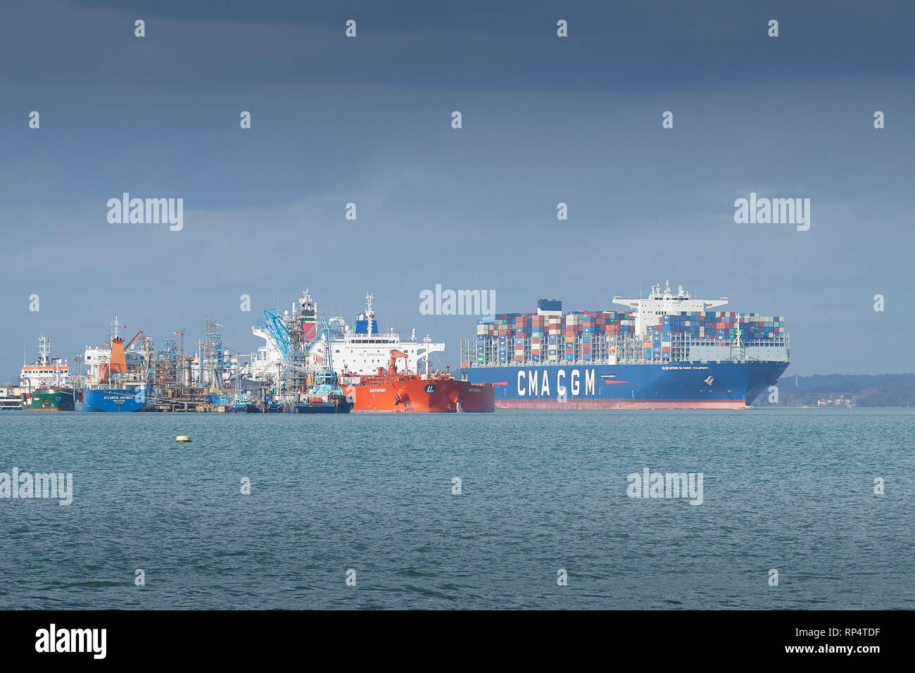 La photographie Ultra-grand-conteneurs, CMA CGM d'Antoine de Saint Exupéry, au départ de Southampton et l'adoption de la raffinerie de pétrole de Fawley. Le Hampshire, au Royaume-Uni. Banque D'Images