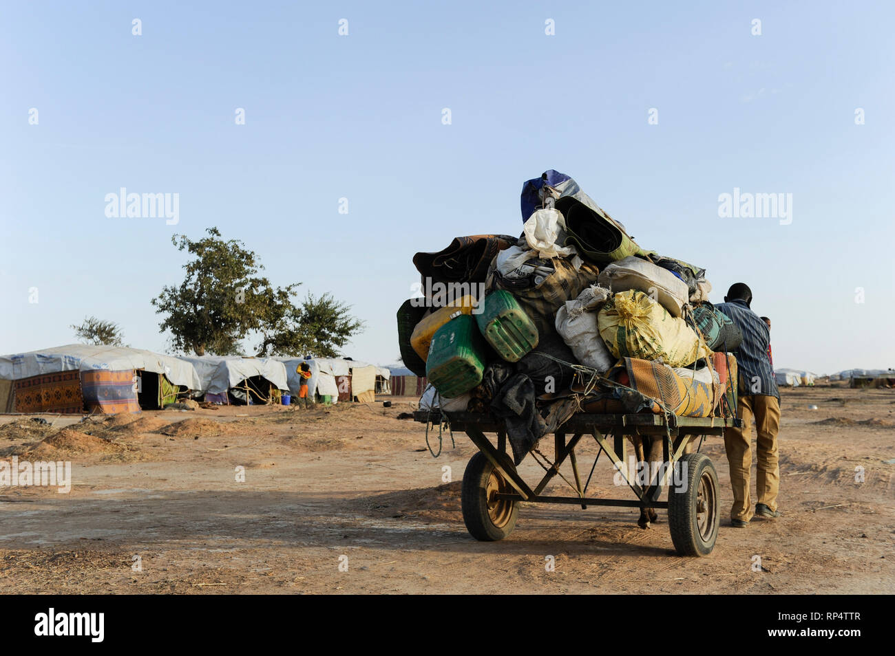 BURKINA FASO Djibo, arrivée de réfugiés maliens du camp de réfugiés de Mentao du HCR, ils ont fui en raison de la guerre et de la terreur islamiste dans le nord du Mali /BURKINA FASO Djibo , Fluechtlinge Fluechtlingslager malische im Mentao des Nations Unies, le HCR Hilfswerks Sie sind vor dem Krieg und ihrer Heimat aus terreur islamistischem dans Nordmali geflohen Banque D'Images
