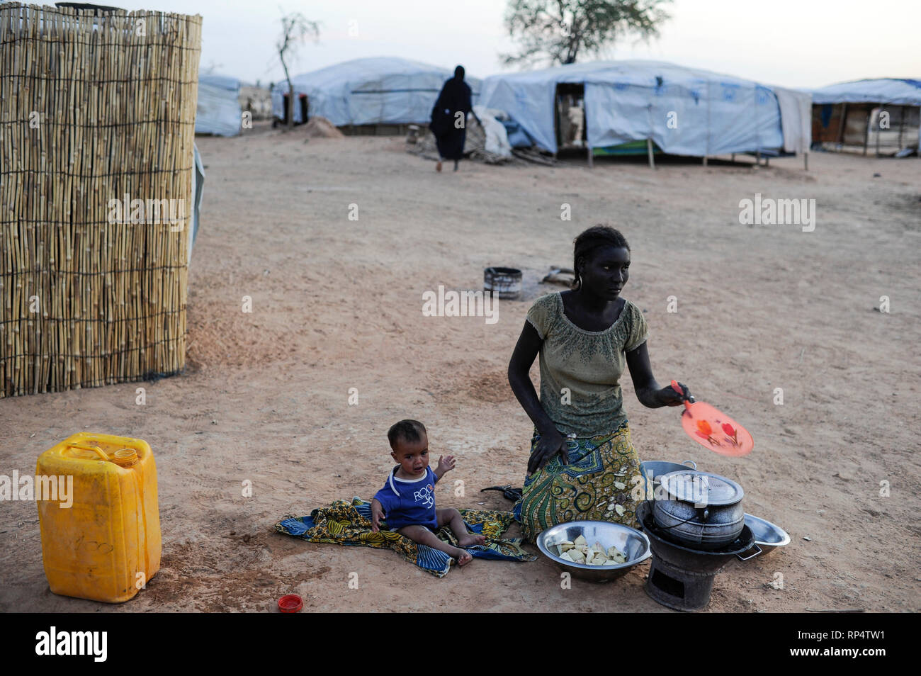 Djibo, BURKINA FASO, la plupart des réfugiés maliens touaregs, camp de réfugiés de Mentao du HCR, ils ont fui en raison de la guerre et de la terreur islamiste dans le nord du Mali, l'Afrique noire et de ménage gardienne de famille touareg poêle de cuisson Banque D'Images
