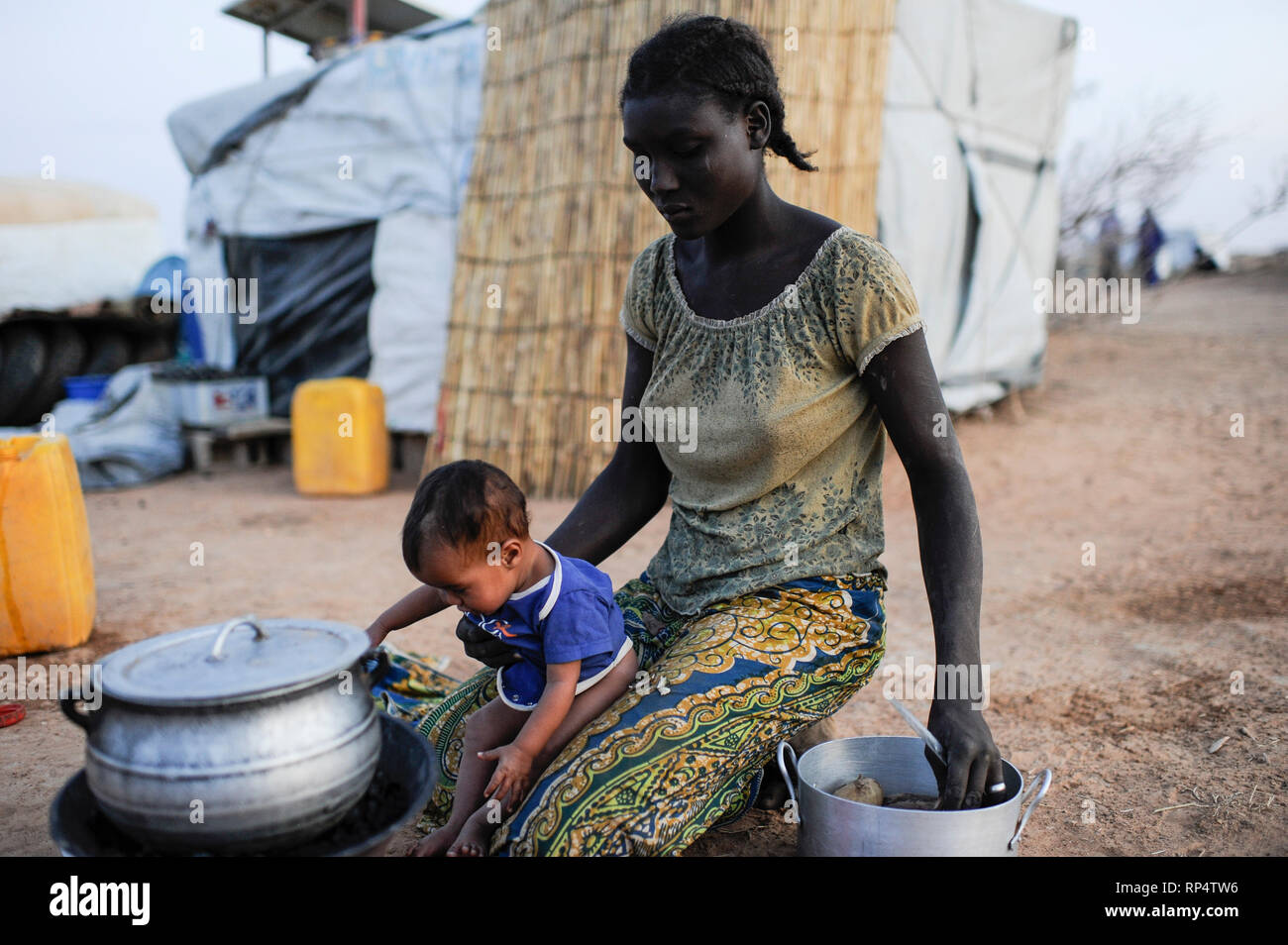Djibo, BURKINA FASO, la plupart des réfugiés maliens touaregs, camp de réfugiés de Mentao du HCR, ils ont fui en raison de la guerre et de la terreur islamiste dans le nord du Mali, l'Afrique noire et de ménage gardienne de famille touareg poêle de cuisson Banque D'Images