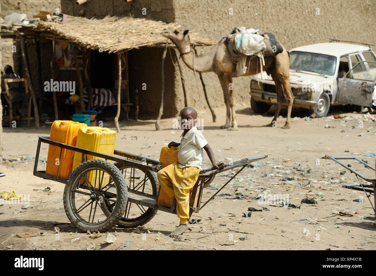 Maradi au Niger, la vente de l'eau potable dans les bidonvilles de Maradi NIGER / Wasserverkauf dans un bidonville Banque D'Images