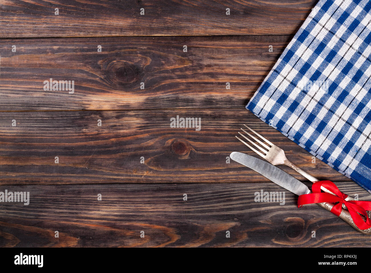 Nappe à carreaux bleu sur la table en bois noir avec l'exemplaire de l'espace pour votre texte. Vue d'en haut. Banque D'Images Nappe à carreaux bleu sur la table en bois noir avec l'exemplaire de l'espace pour votre texte. Vue d'en haut. Banque D'Images