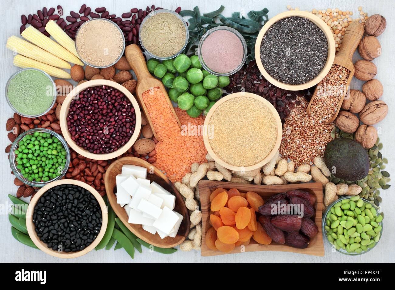 Aliments santé riches en protéines avec caillé frais, légumes, légumineuses, fruits, céréales, supplément en poudre, les graines et les noix. Banque D'Images
