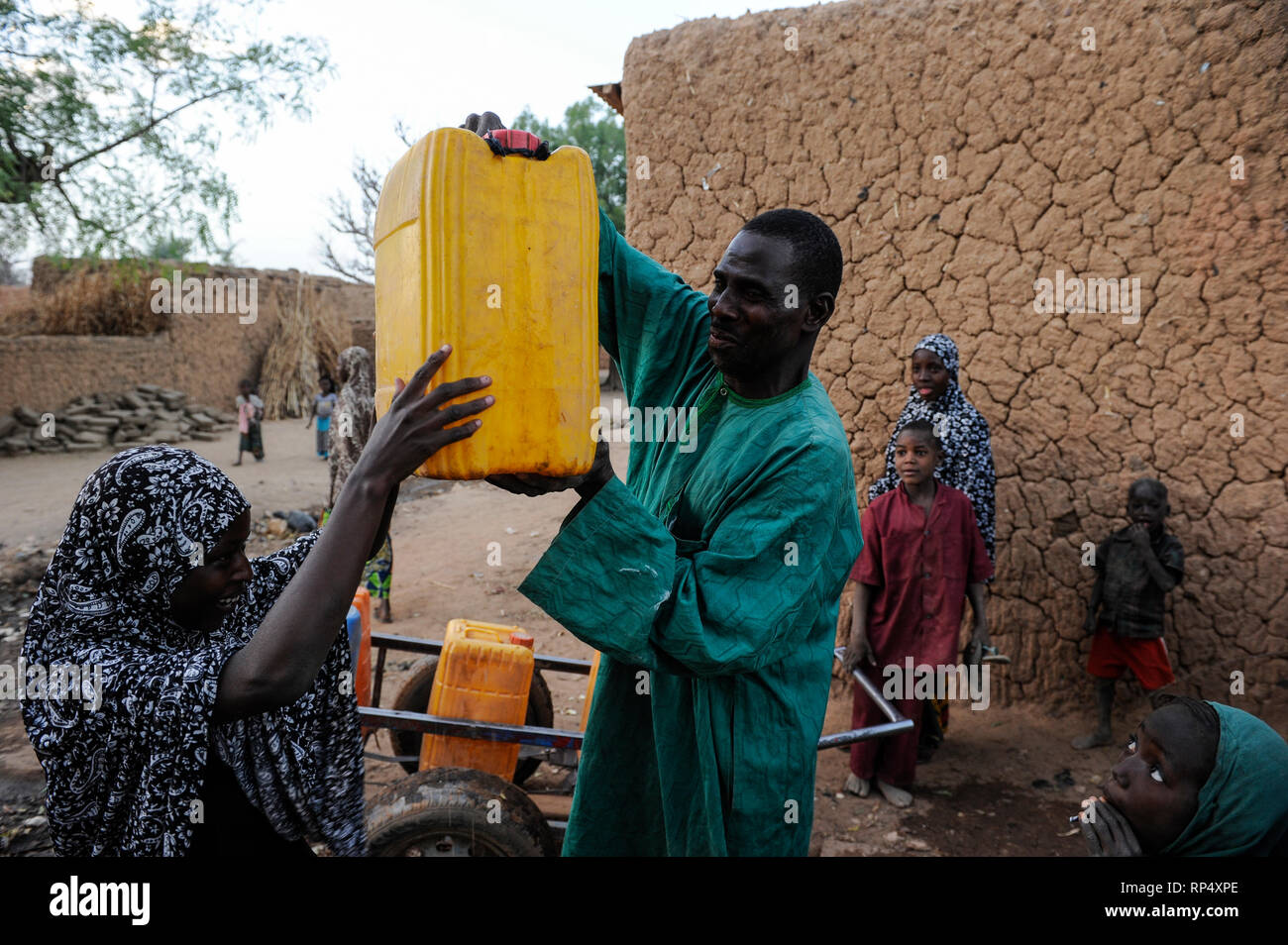 Le NIGER , Sahel, Zinder, l'approvisionnement en eau dans le village de BABAN TAPKI / Société, Dorfbewohner apporter Wasser von einem Brunnen Banque D'Images