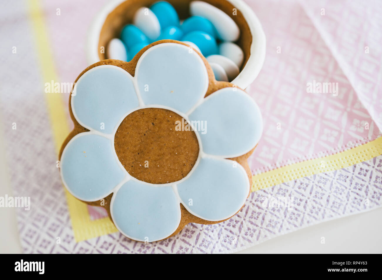 Baptême Baptême des bonbons sur serviette délicate avec couvercle ouvert fabriqué à partir de pâte d'amande et la pâte contenant plusieurs bonbons Banque D'Images