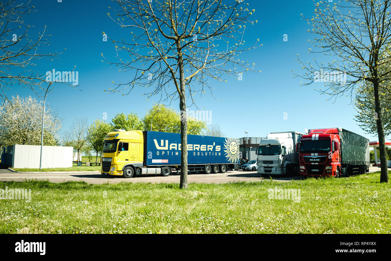 FRANCE - 5 mai 2016 : Man, Daf, Renault Trucks transport longue garé sur une aire de stationnement d'autoroute une autoroute de l'autoroute Banque D'Images